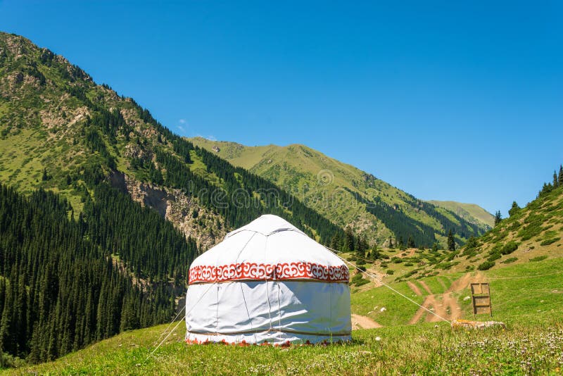 Киргизия горы юрта