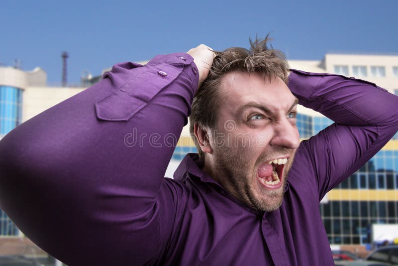Стс чокнутые люди. Mad stock pic. Furious emotion. Фото взбесившего человека от сообщений на телефоне.