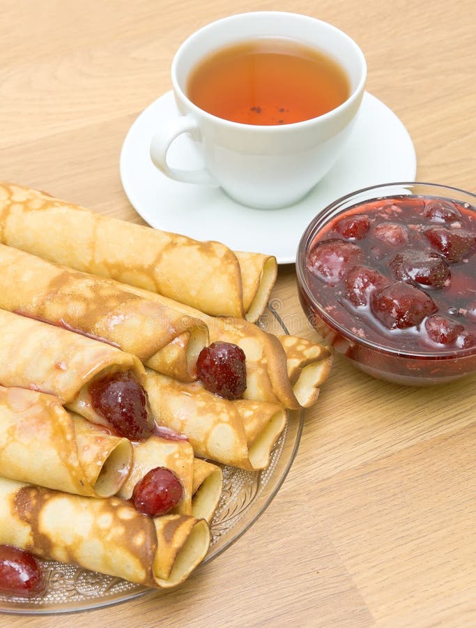Блинчики с джемом вид сверху