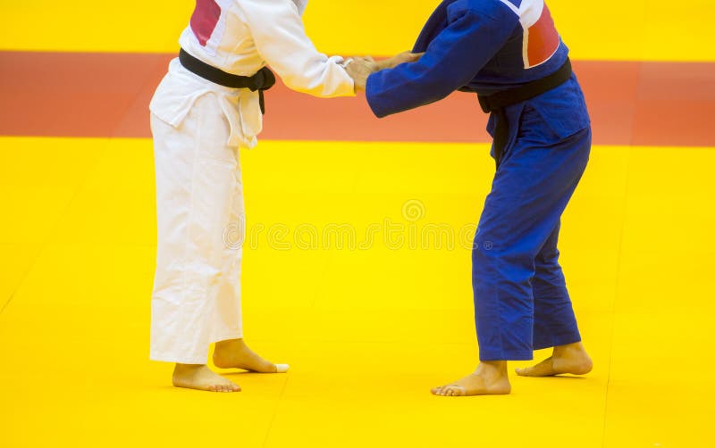 Я спешу на тренировку в кимоно сражаюсь. Черный пояс по карате на белом. Two-Judo-Fighters. Two-Judo-Fighters значок.