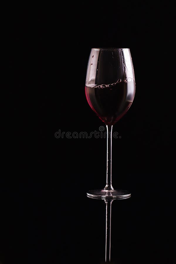 Бокал красного вина на черном фоне Ароматичное вино Строгий стиль Вино в  темноте Стоковое Изображение - изображение насчитывающей карточка,  конспектов: 166338899