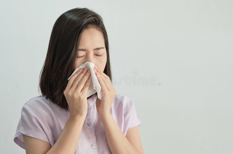 человек с насморком. женщина с ринитом. женщина чихает. девушка чихает. от этого чихания болел живот в глазах.