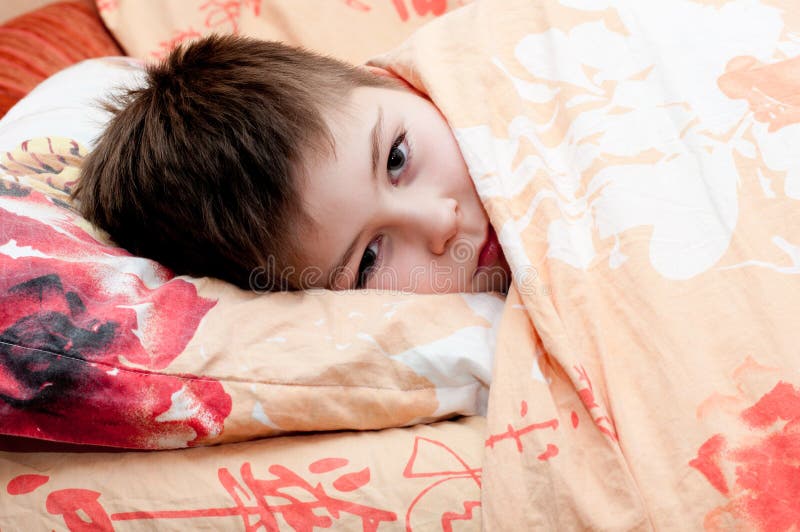 1 мальчик заболел. Мальчик лежит на кровати. Кровать для мальчика. Больной мальчик в кровати. Мальчик в кровати болеет.