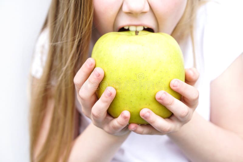 Обгрызенное яблоко как правильно. Девушка с яблоком. Девочка кусает яблоко. Девочка откусывает яблоко. Яблоко в руках ребенка.