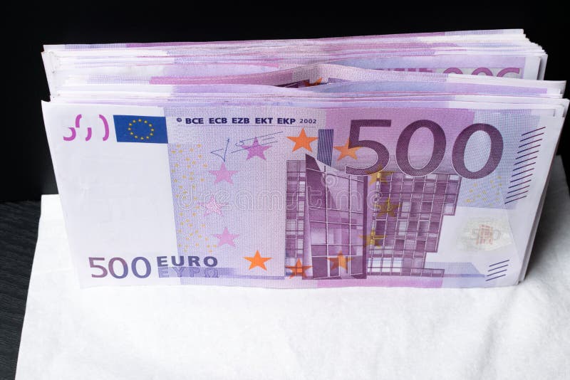 Сколько 500 000 в рублях. Эстонский евро купюра. Огромное количество по 500 евро. Номер евро 500 2203.