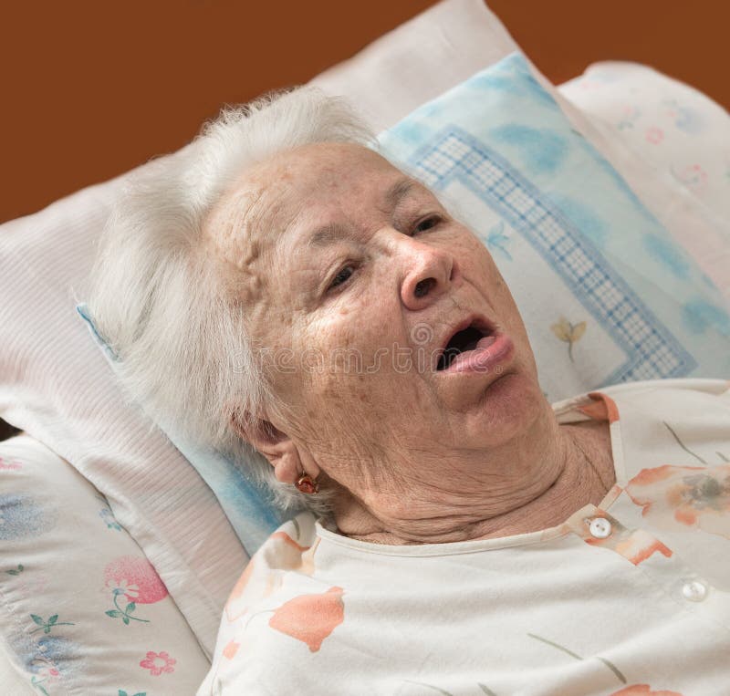Почему старые болеют. Старая больная женщина фото. Страшные фото после инсульта. Старая больная женщина картинки прикольные. Смешное фото больной женщины.