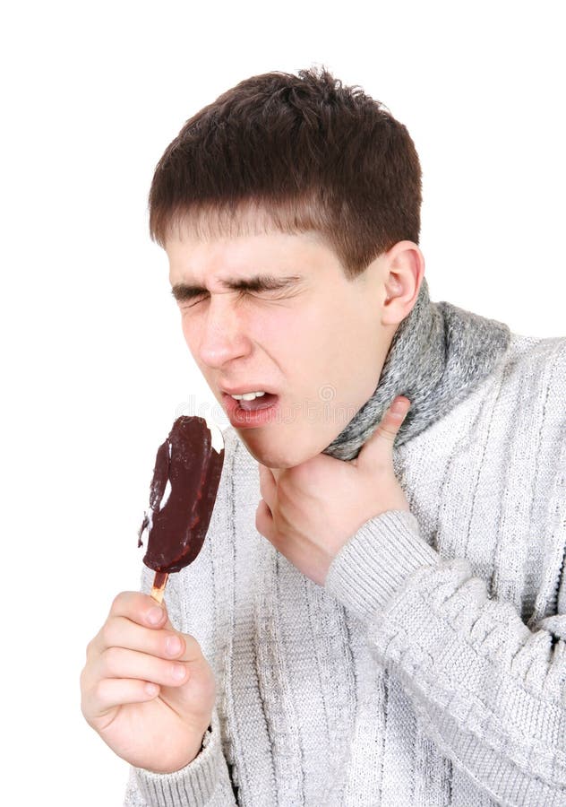 Голодные подростки. Мужик ест мороженое с ножом. Негр ест мороженое ножом. Человек с больным горлом ест мороженое. Ред 21 ест мороженое.