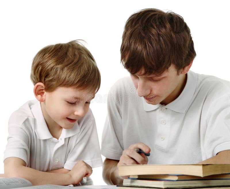 Брат помогает уроки. Два мальчика делают уроки. Мальчик на уроке. Братья делают уроки. Старший брат помогает делать уроки.