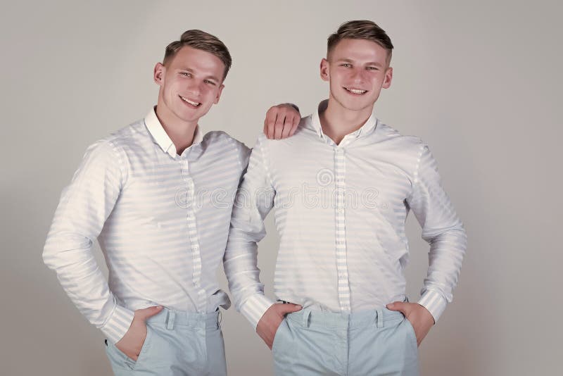 Wear twins. Баскетболистки близнецы. Irish twins. Близняшки одеваются. Сестры близнецы.