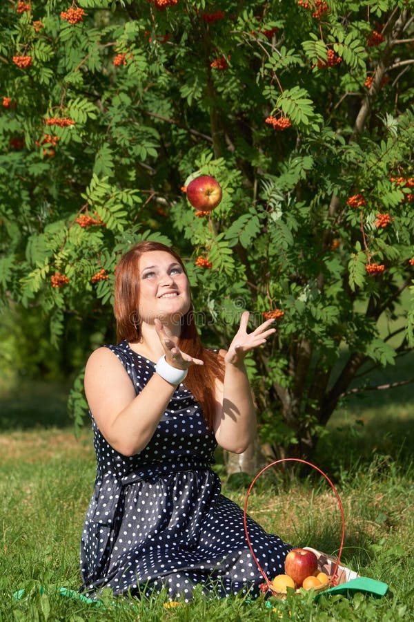 Милославский кидает яблоки. Кинуть яблоко. Яблоки выкидывают. Toss Apple woman. Кидает яблоко