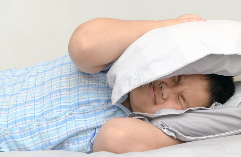 Спать головой в подушку. Спать с подушкой на голове. Мужчина в постели с подушкой на голове. Подушка на голову для сна.