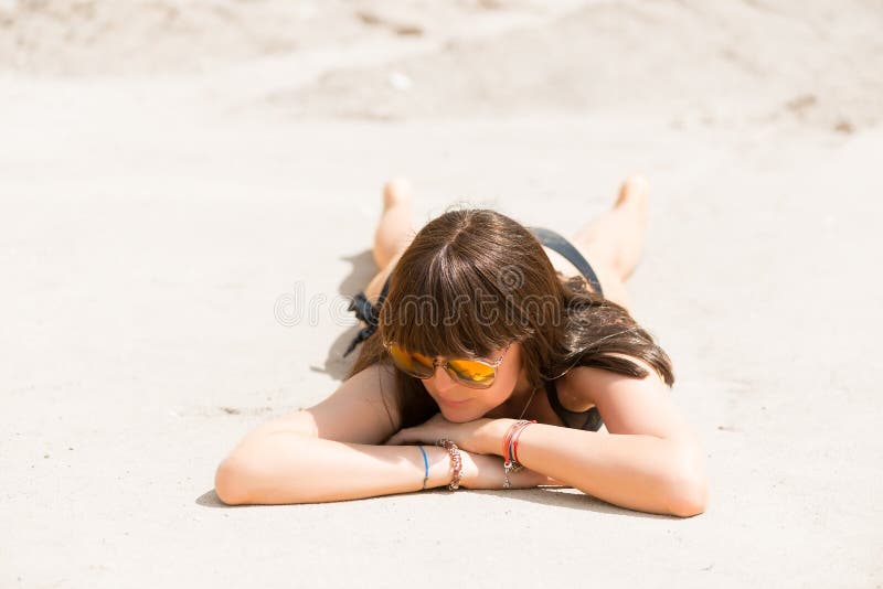 Эротичная девушка на горячем песке