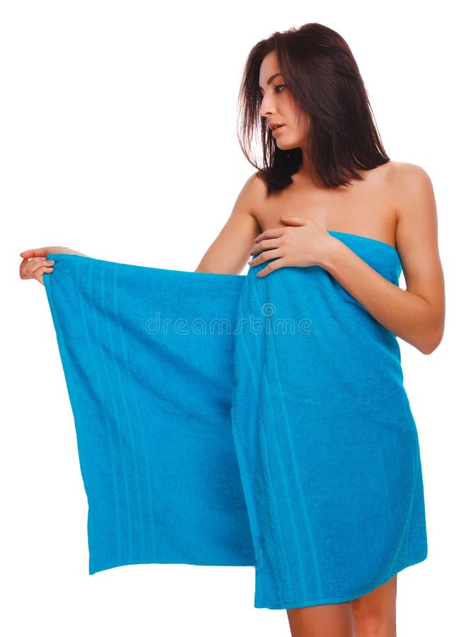 Прикрылась полотенцем. Девушка завернутая в полотенце. Девушка с синим полотенцем. Девушка сбоку в полотенце. Девушка прикрытая полотенцем.