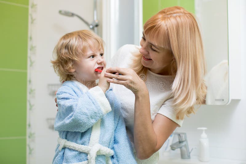 Помогла сыну ртом. Мама учит ребёнка чистить зубы фото. Мама помогает чистить зубы взрослому сыну. Мама помогает сыну зубы чистить. Family brushing Teeth movie still.