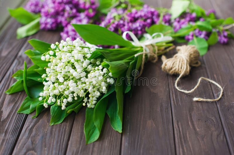 Ландыши на деревянном столе