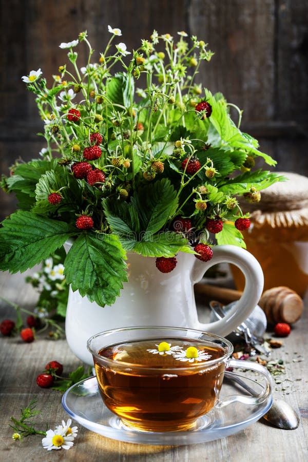 Чашка чая с клубникой
