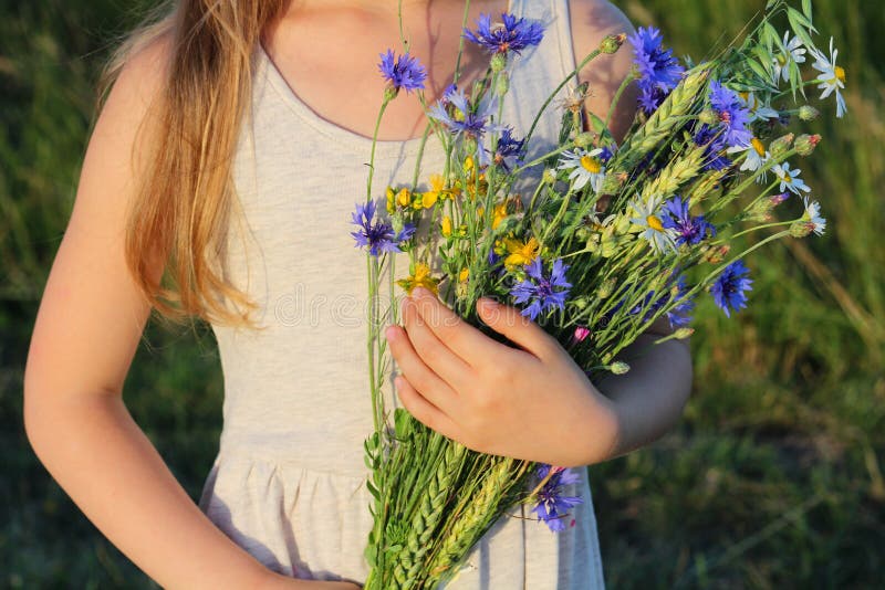 Девушка с букетом полевых цветов. Букет полевых цветов в руках у женщины. Девушка с большим букетом полевых цветов. Девушка с полевыми цветами в руках.