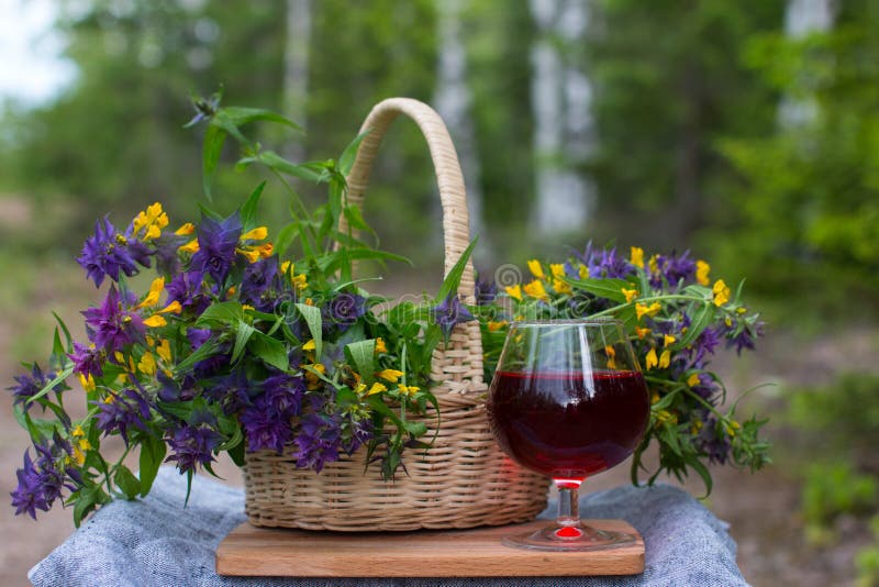 букет цветов в корзине и стакан красного вина в природе. Стоковое Фото -  изображение насчитывающей цветок, украшение: 251204132