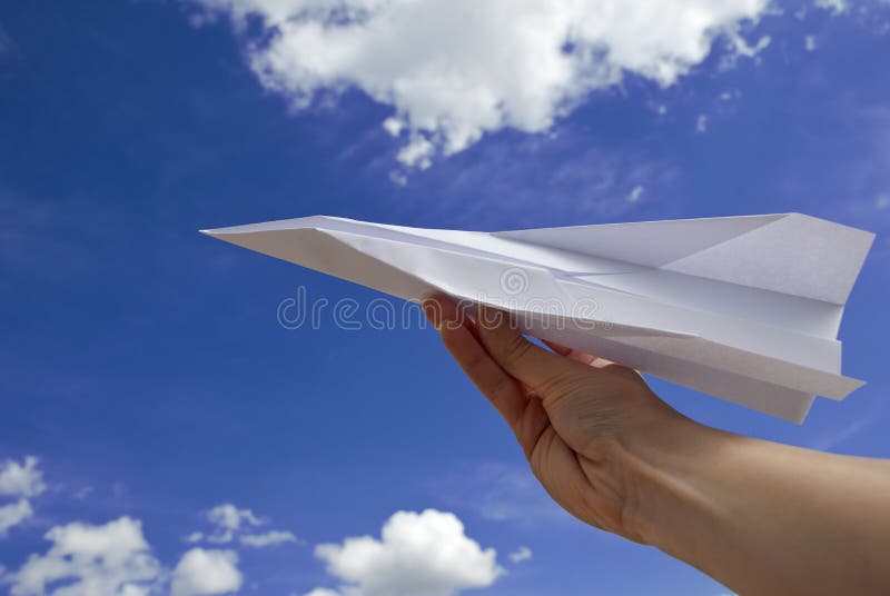 Самолет бумажный я думал королева теперь. Бумажные самолетики в воздухе. Бумажный самолет Эстетика. Самолётик из бумаги в руках. Бумажный самолет в руке.