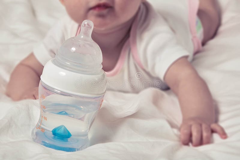 Новорожденный ребенок можно давать воду. Сладкая вода для новорожденных. Новорожденный малыш бутылкой воды. Лучшая детская вода для грудничков. Ребенок с бутылкой воды.