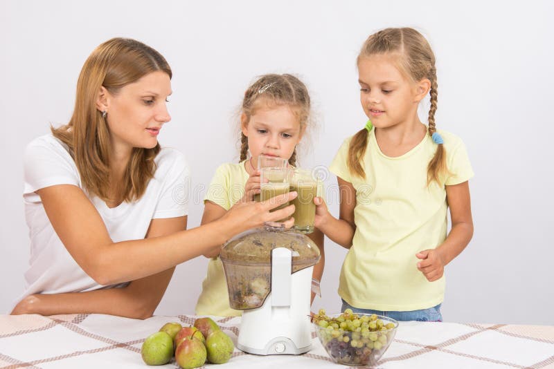 Мама с дочкой пьют какао фото. Дочь не пьет кефир. Mother gives her daughter a Glass of Water. Женщина мужчина и маленькая дочка пьют чай. Мама пьет дочку