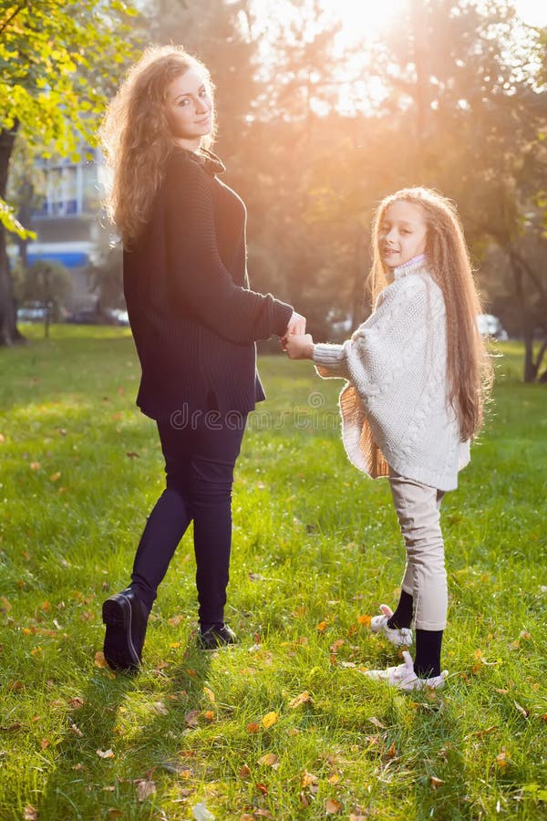 Мама и дочка в парке