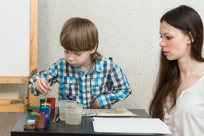 Мама красит сына. Красивая мама учит сына. Студия mom teacher. Учит сына девственника