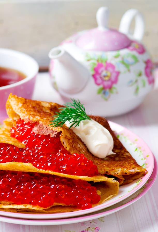 Блинчики с икрой и чаем