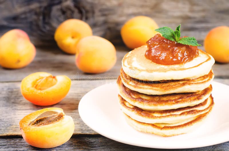 Панкейки с абрикосовым джемом