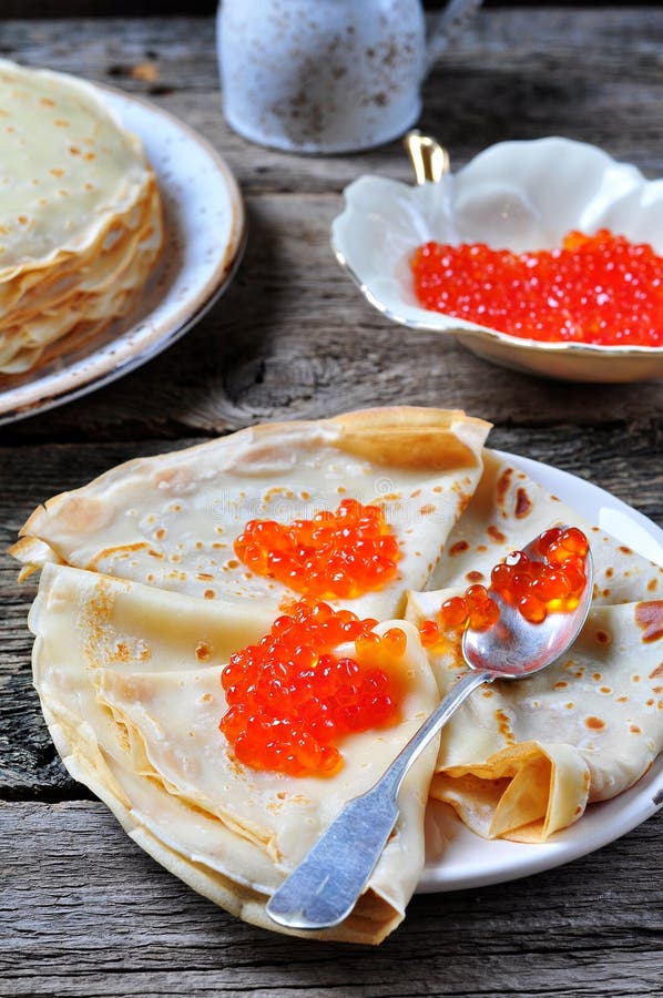 Блинчики с икрой и чаем