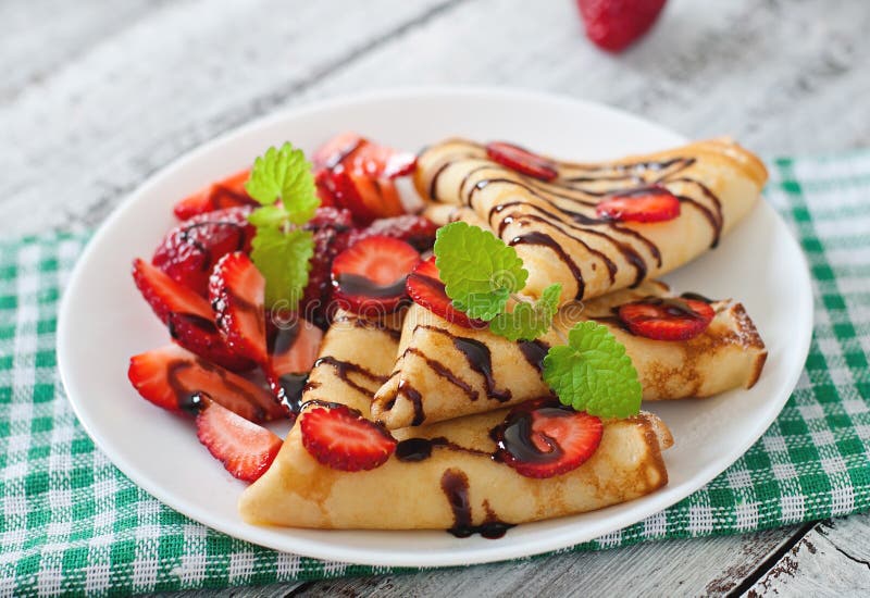 Блины с клубникой красиво