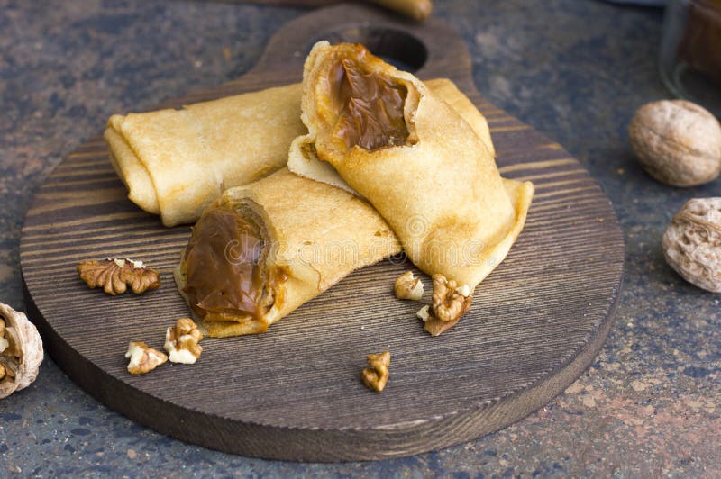 Блины со сгущенкой и орехами