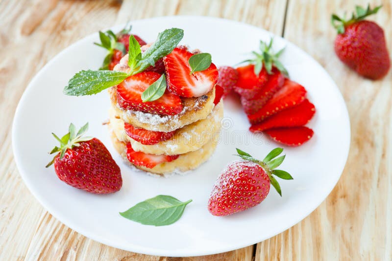 Сырники с клубникой