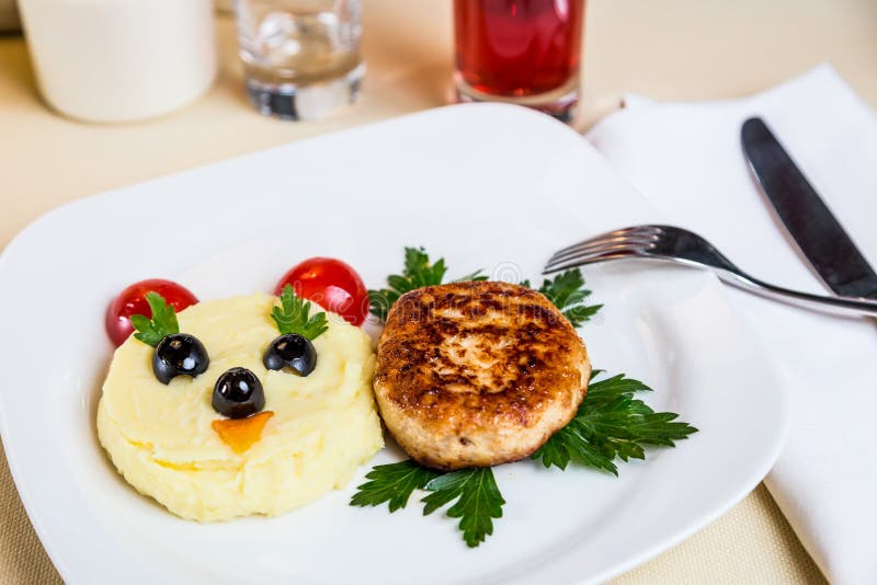 Ёжик из картофельного пюре