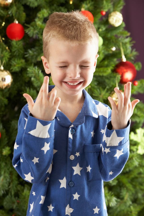 Дети загадывают желание. Мальчик загадывает желание. Ребенок загадывает желание на новый год. Мальчик загадывает желание на новый год. Мальчик держит елку.