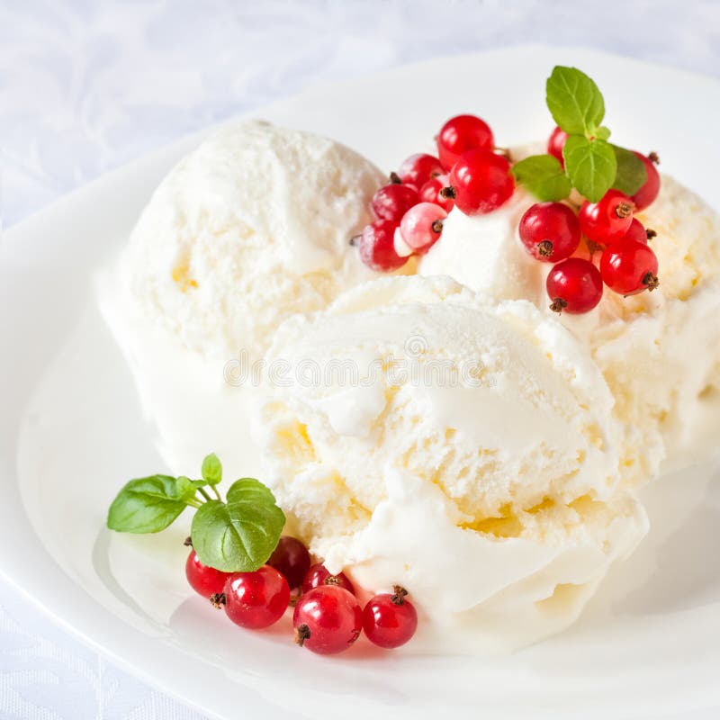 Мороженое с красной смородиной