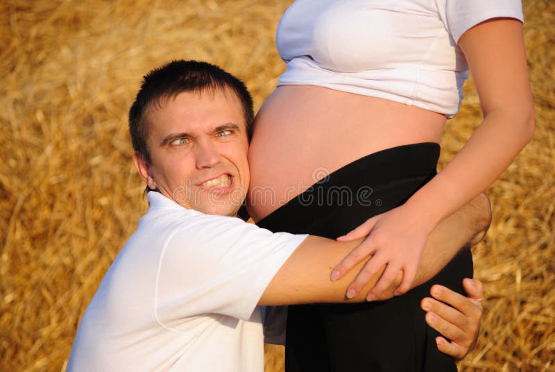 Обнимает живот. Обнимает живот беременной. Мужчина обнимает животик. Обнять беременную женщину.