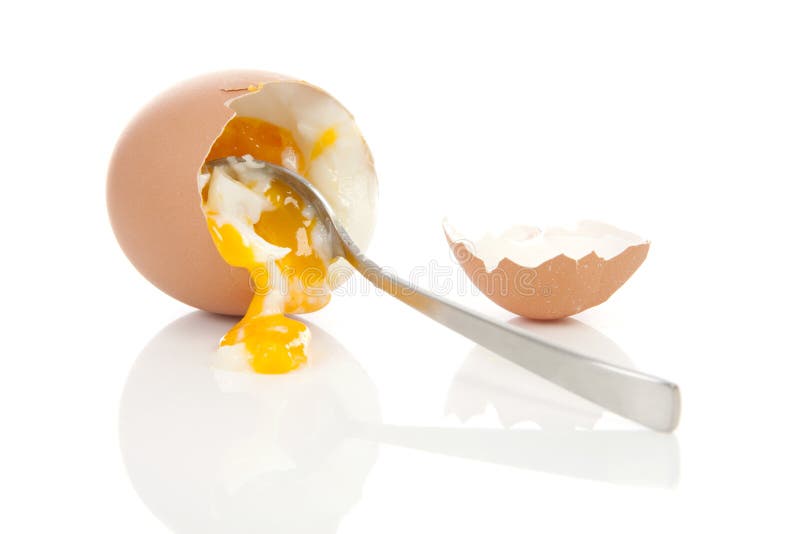 Почему падает яйцо. Яйца падают. Отварной яйцо на белом фоне. Яйцо варёное на белом фоне высокого качества. Почему яйцо падает.