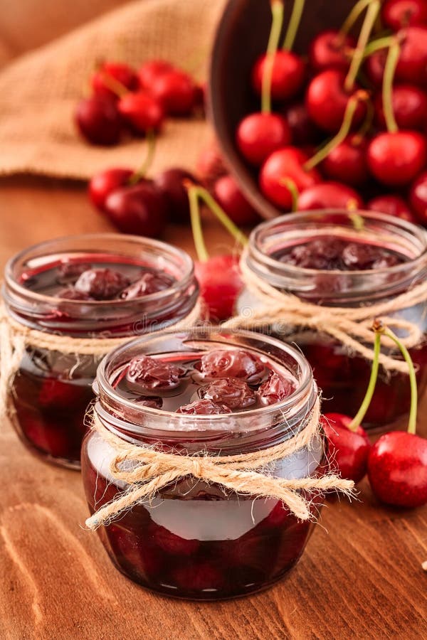 Чай с вишневым вареньем