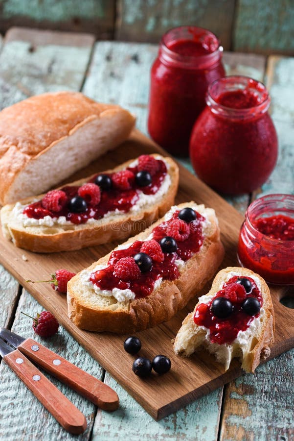 Тост с черной смородиной и страчателла