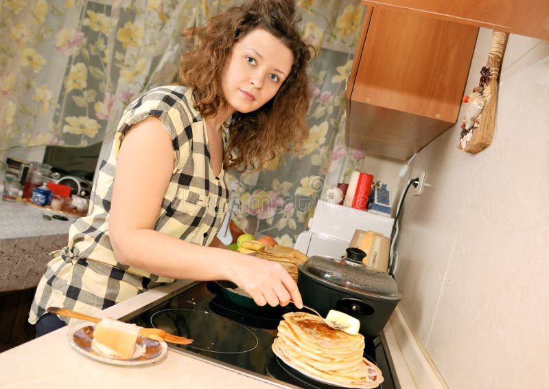 Хозяйка с блинами
