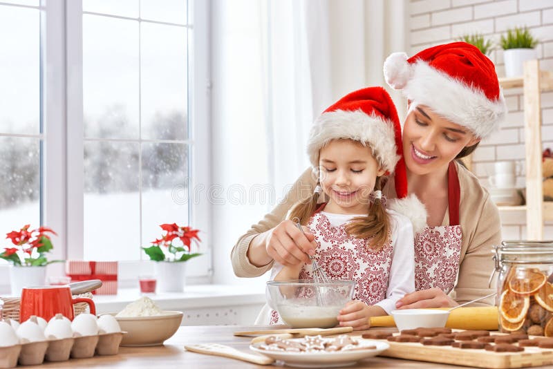 Дети пекут пряники