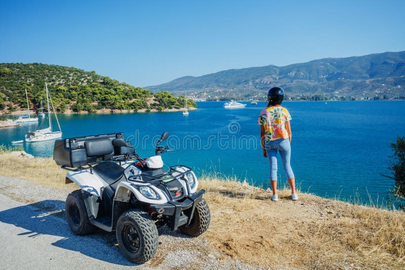 Велосипед квадрацикла катания мальчика Милый ребенок на quadricycle Спорт мотора перекрестные на острове Греции Летние каникулы д