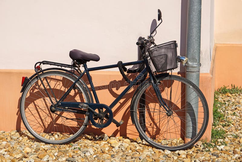 Велосипеды рядом со мной на карте. Велосипед возле. Велосипед около стены. Велосипеды около дома. Немецкий велосипед возле стены.