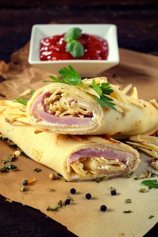 Блины с ветчиной и сыром красивая подача