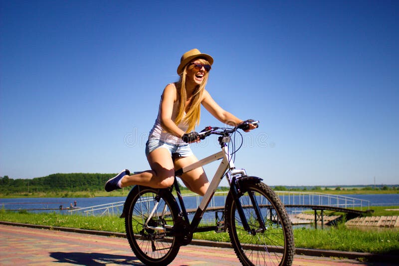 She her bike when she her. Женщина на велосипеде. Woman riding Bicycle. Happy Bicycle riding girl. Happy women on Bicycle.