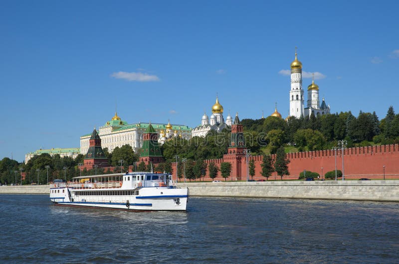 Корабль нижний новгород водоход. Передача по реке плывет теплоход. Мимо проплывает теплоход. Мимо проплывает теплоход. Волга судоходная река.