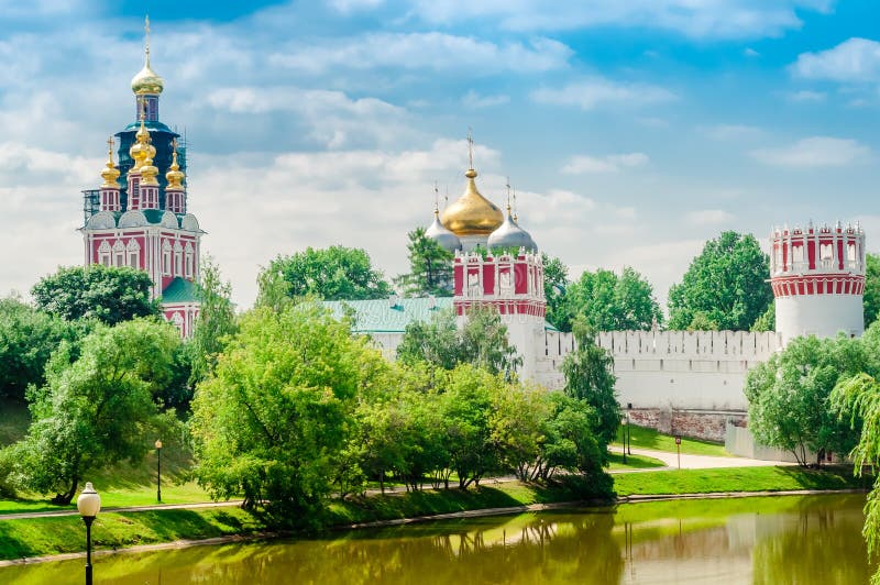 Купола Новодевичьего монастыря