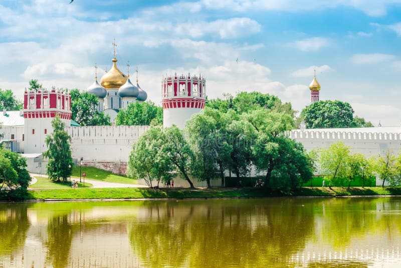 Купола Новодевичьего монастыря
