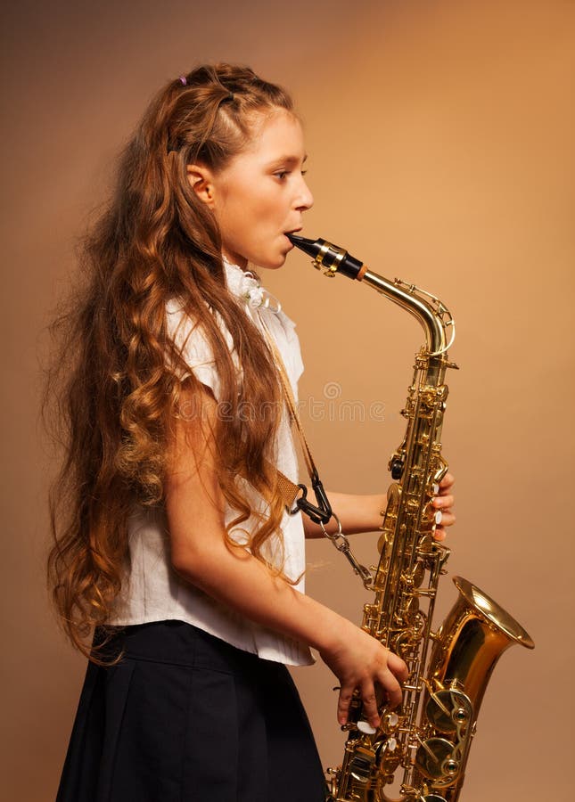 Девочка с саксофоном. Девочка играет на саксофоне. Девушка с саксофоном в студии звукозаписи. Маленькая девочка с саксофоном.